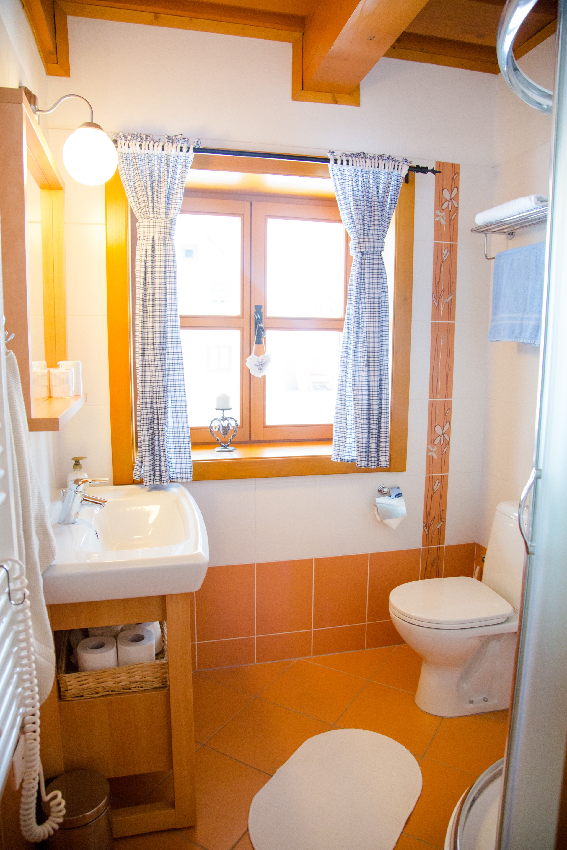 Upper apartment — Bathroom-1b